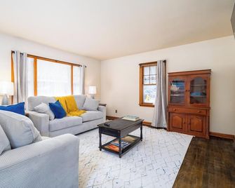 New Family & Pet Friendly 3bdrm Upper Unit, Lg Fully Fenced Back Yard,free Pizza - Steubenville - Huiskamer