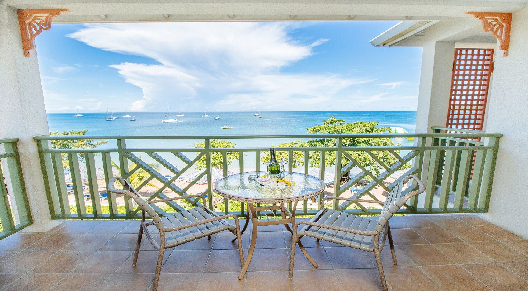 Bay Gardens Beach Resort & Spa - גרוס איילט - מרפסת