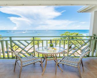 باي جاردنز بيتش ريزورت آند سبا - غروس ايسليت - شرفة