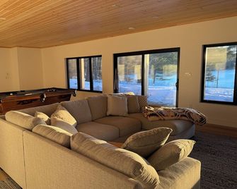 Sunny Shores Lakehouse - Barry's Bay - Sala de estar
