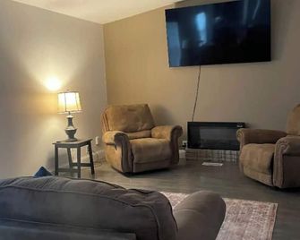 Comfortable 3-bedroom family friendly home with WiFi, AC in Green River. - Green River - Living room