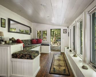 Get cozy at Big Al's Poconos Creek House - Wireless DSL, Trout and Skiing!! - Stroudsburg - Living room