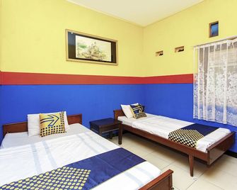 Spot On 2815 Hotel Damai - Cilacap - Спальня