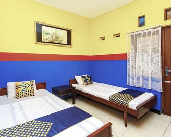 Spot On 2815 Hotel Damai - Cilacap - Bedroom