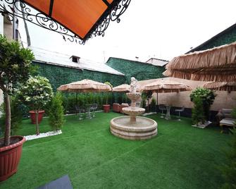 Emmanuel Hotel Yerevan - Ereván - Patio