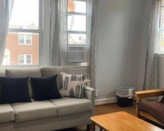 King Bed & Free Parking in Rhawnhurst! - Philadelphie - Salon