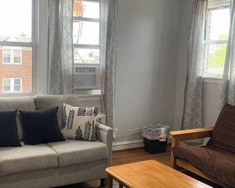 King Bed & Free Parking in Rhawnhurst! - Philadelphia - Living room