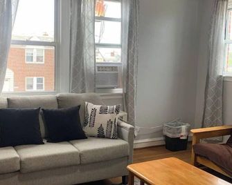 King Bed & Free Parking in Rhawnhurst! - פילדלפיה - סלון