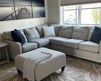Dock 98 relaxing beachy townhouse in beautiful sylvan lake w/hot tub - Sylvan Lake - Living room