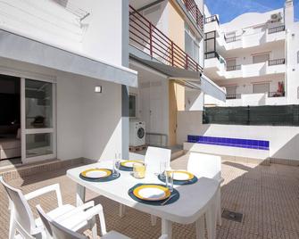Apartment 'Rosas No Lagar' with Private Terrace, Wi-Fi and Air Conditioning - Vila Nova de Cacela - Patio