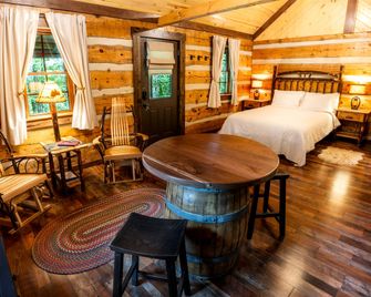 Rustic Wooden Cabin with Hot-tub in Riverton, West Virginia - Riverton - Bedroom