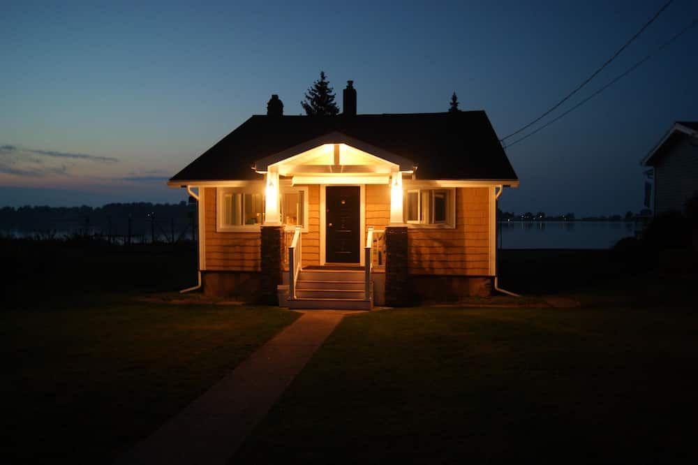 Waterfront Cottage Bungalow (Large1500 Sq. ft. w/Central Air conditioning) - جريس - مبنى