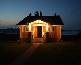 Waterfront Cottage Bungalow (Large1500 Sq. ft. w/Central Air conditioning) - جريس - مبنى