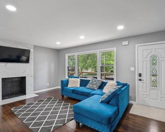 Sleek & Affordable Overland Park Stunner! - Overland Park - Living room