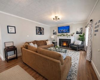 Guest Favorite! Hot Tub, Huge Kitchen, Fenced Yard, Firepit, & Bbq in Great Area - Price - Living room