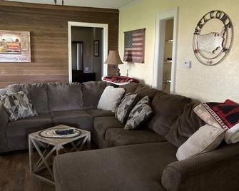 Almost 5 miles to New River National Park, Canyon Rim and WV finest Whitewater - Fayetteville - Living room