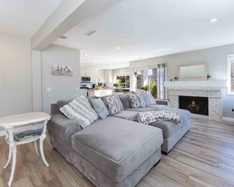 Pool fun in Murrieta, 35ft water slide, large jacuzzi, dog friendly. - Murrieta - Sala de estar