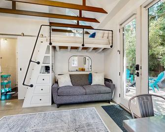 Gorgeous studio cottage w/ private patio, firepit in the heart of the North End - Boise - Living room