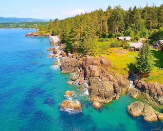 Modern Cottage On Stunning Oceanfront Acreage With Two Beaches And Forest Trails - Sooke - Building