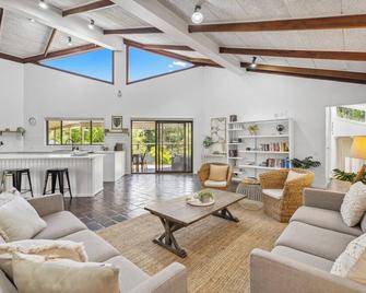 Diggers Beach Surf House - Pool, Surf Beach, Pets, Sleeps 10 - Coffs Harbour - Salon