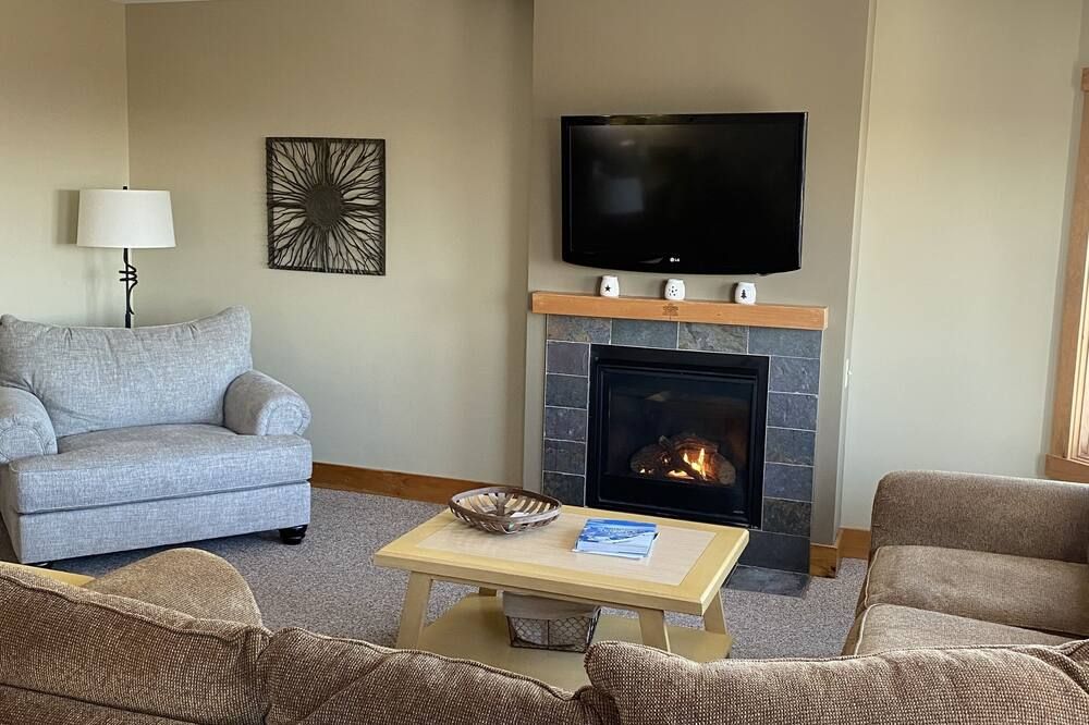 Jay Peak ski on-ski-off condo in the newest buildings directly on the mountain. - Jay - Living room