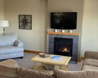 Jay Peak ski on-ski-off condo in the newest buildings directly on the mountain. - Jay - Living room