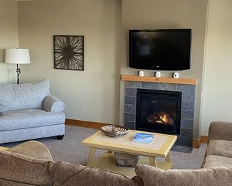 Jay Peak ski on-ski-off condo in the newest buildings directly on the mountain. - Jay - Living room