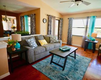 Home with view/ heated pool by solar panels - Holiday - Living room