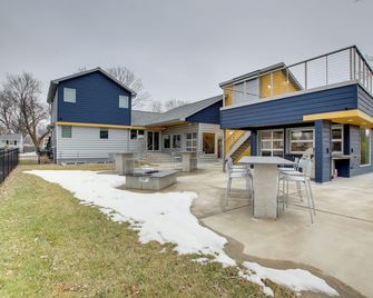 Green Bay Getaway Near Lambeau Field and Resch! - Green Bay - Building