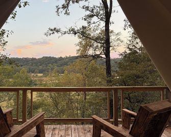 Secluded and romantic: The perfect glamping getaway guests are loving! - Siloam Springs - Balcony