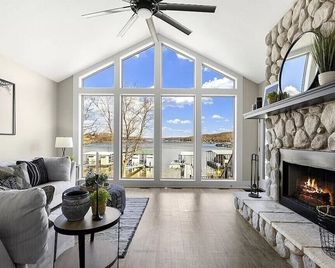 Lakefront Home with Amazing, Gentle Lot and Private Dock! - Gravois Mills - Living room