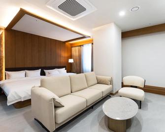 Shilla Legacy Hotel - Gyeongju - Sovrum