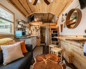 Glamping Under The Stars Firepit, Bbq & Views - Woodland Park - Living room