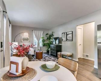 Modern 1br 1ba Chic Urbanretreat - Ames - Comedor