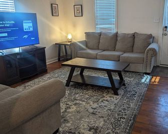 Central City Escape : 2 Bedroom / Large Yard / Trailer Parking - Kirksville - Sala de estar