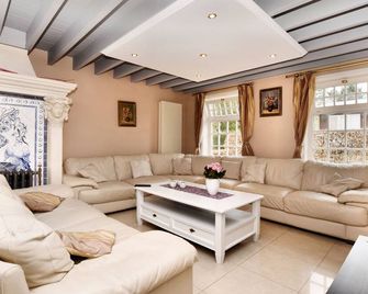 Durbuy Luxe Villa with Pool - Durbuy - Huiskamer