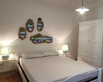 Capo Figari 9, Appartamento spazioso nel centro di Golfo Aranci con terrazza, Wi-Fi, parcheggio gratuito - Golfo Aranci - Chambre