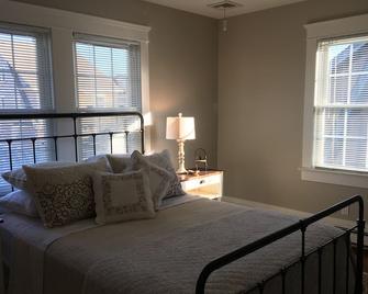Classic Bayheader! Steps To Beach. 4 Bdrms. Sleeps 8. - Bay Head - Bedroom