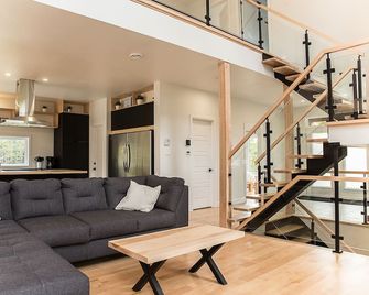 Chalet Le 26 de Charlevoix! Spa, Nature, Billiards, Pets allowed! - Petite-Rivière - Living room