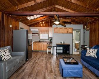 Lake Front Cabin Bring Your Dogs and Kids - Floral City - Floral City - Living room