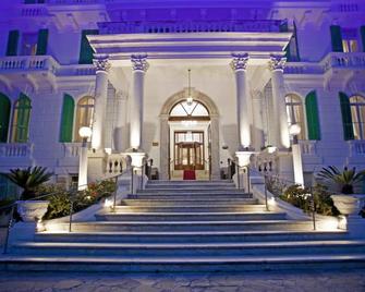 جروند أوتل ايه ديزانجليه - San Remo - مبنى