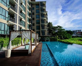 Brique Hotel Chiangmai - Chiang Mai - Piscina