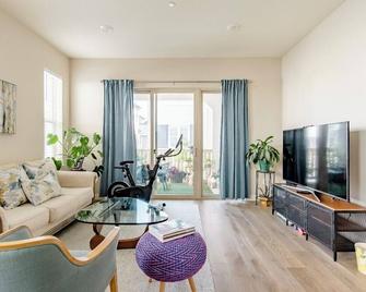 Executive Suite – Prime Location for Tesla & Silicon Valley Work Stays - Milpitas - Living room