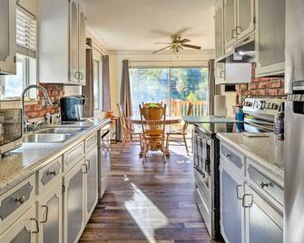 Game Room and Mtn Views Tuolumne Hideaway! - Tuolumne - Cocina