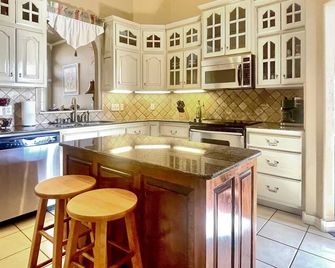 Casa Oasis Extra Large home centrally located - Springdale - Cocina