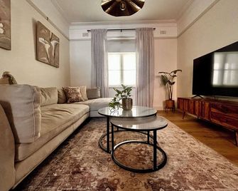 River + Rose | Boutique 1930s Bungalow in Tumut - Tumut - Wohnzimmer