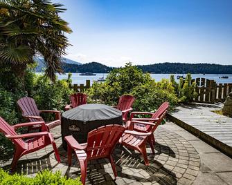 Iconic 3-Story Waterfront 'Marina House' w/ View - Gibsons - Binnenhof