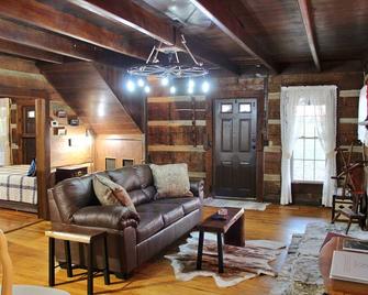 Rustic Retreat, a pre Civil War log cabin. - Lucas - Sala de estar