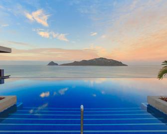 Courtyard by Marriott Mazatlan Beach Resort - Mazatlán - Pool