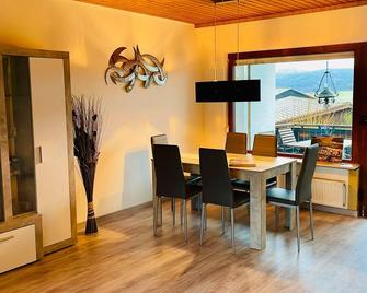 Bungalow am Fuße der Wasserkuppe - Dipperz - Comedor